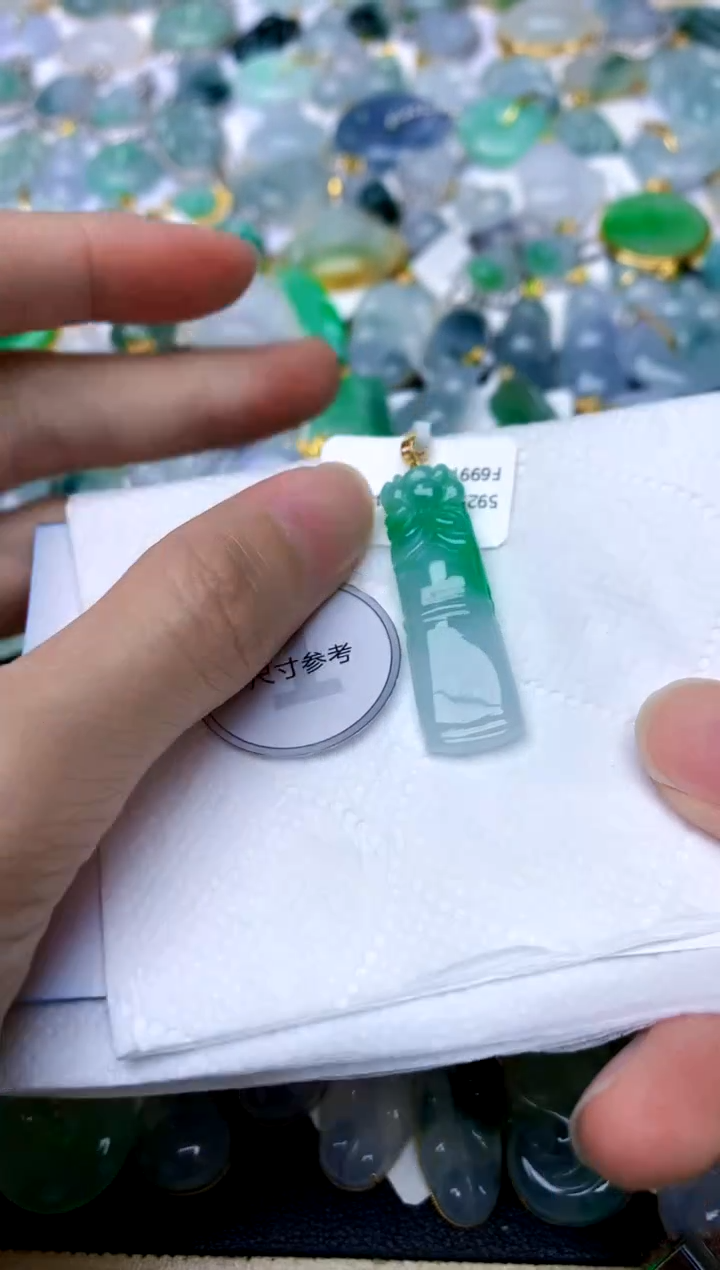 颈饰18K金镶嵌翡翠天然A货翡翠