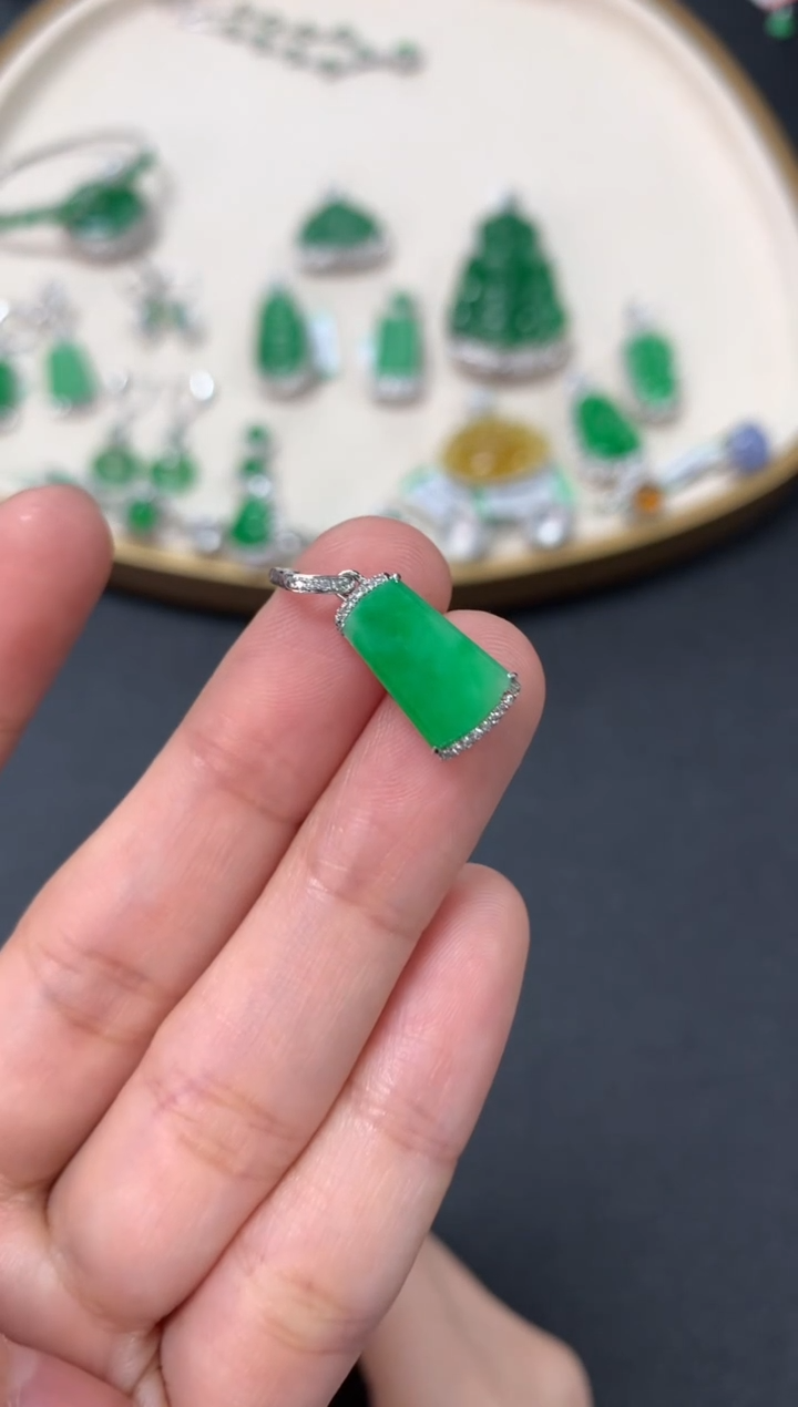 【闪购商品】翡翠吊坠(不含链)18K金镶嵌2680