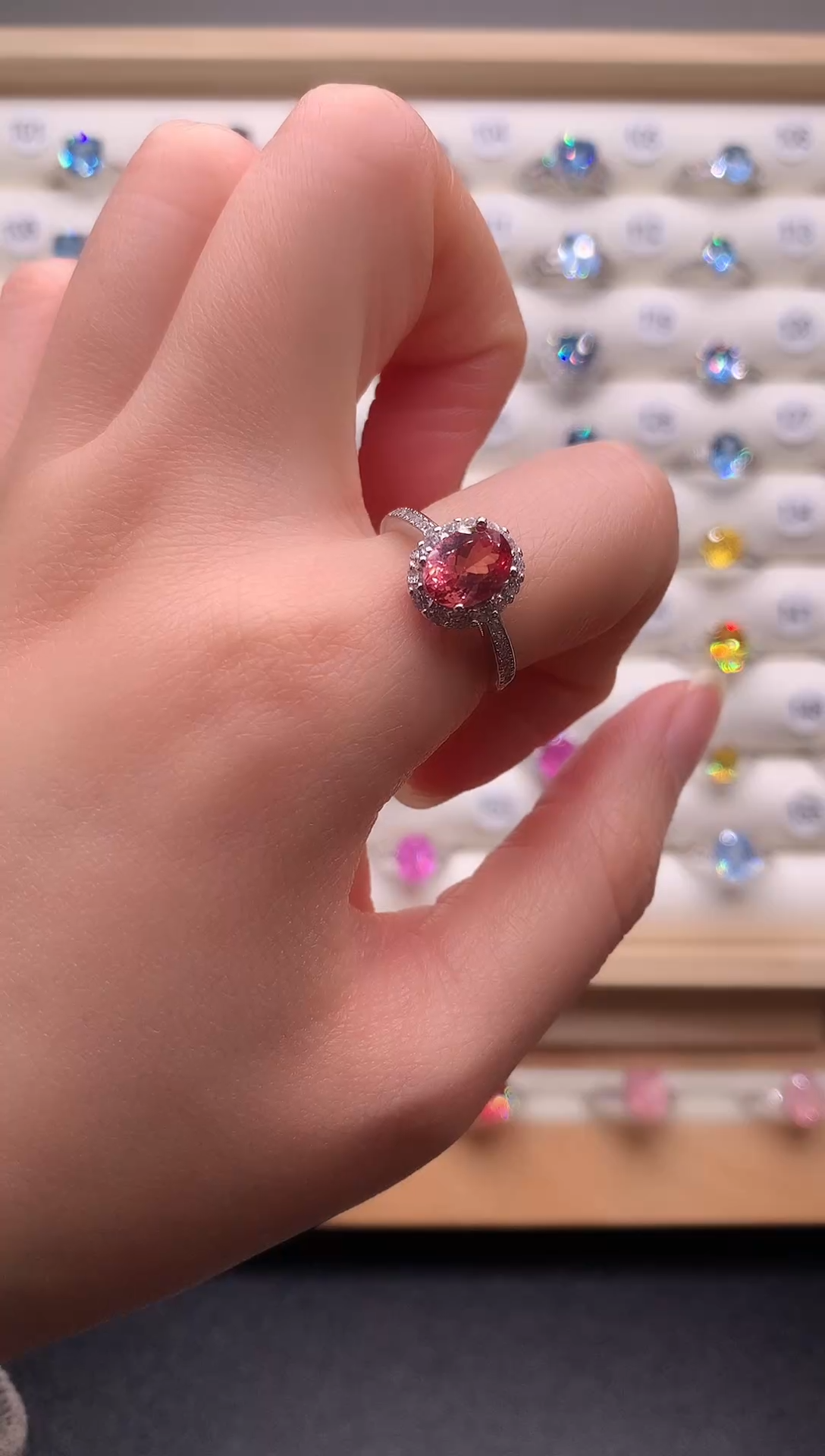 5蓝宝石（处理）帕帕拉恰火莲花色戒指