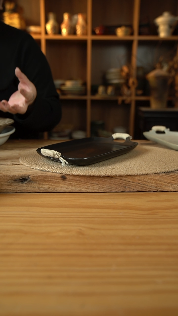 黑色系列的双耳长方形麻绳长盘1个