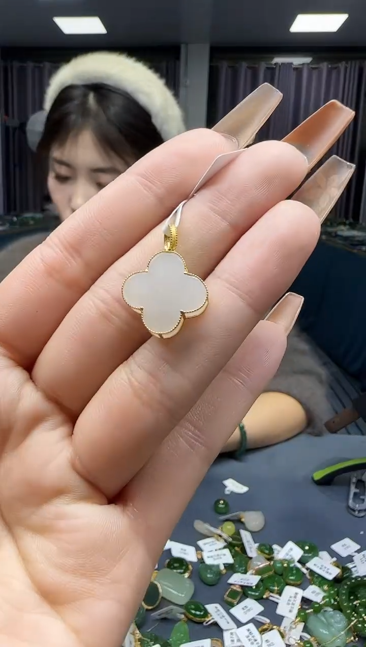 【闪购商品】和田玉挂件18K金镶嵌1