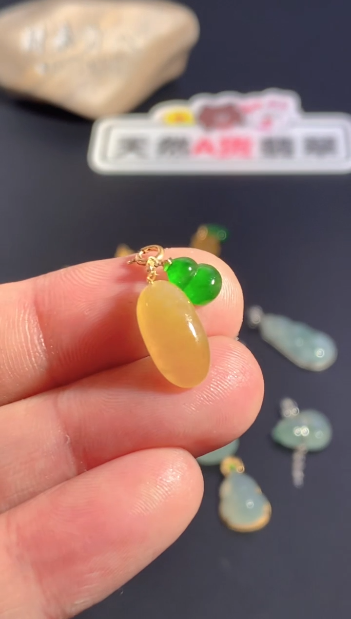 颈饰18K金镶嵌翡翠   