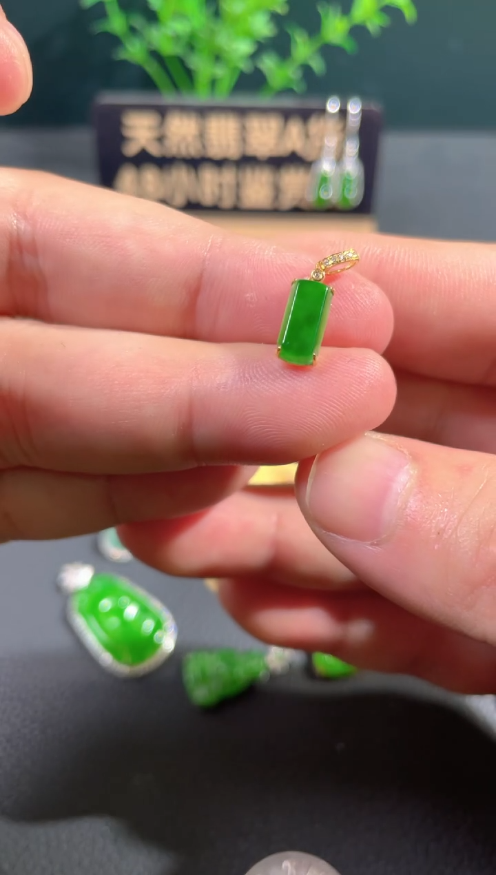 【闪购商品】翡翠颈饰18K金镶嵌翡翠