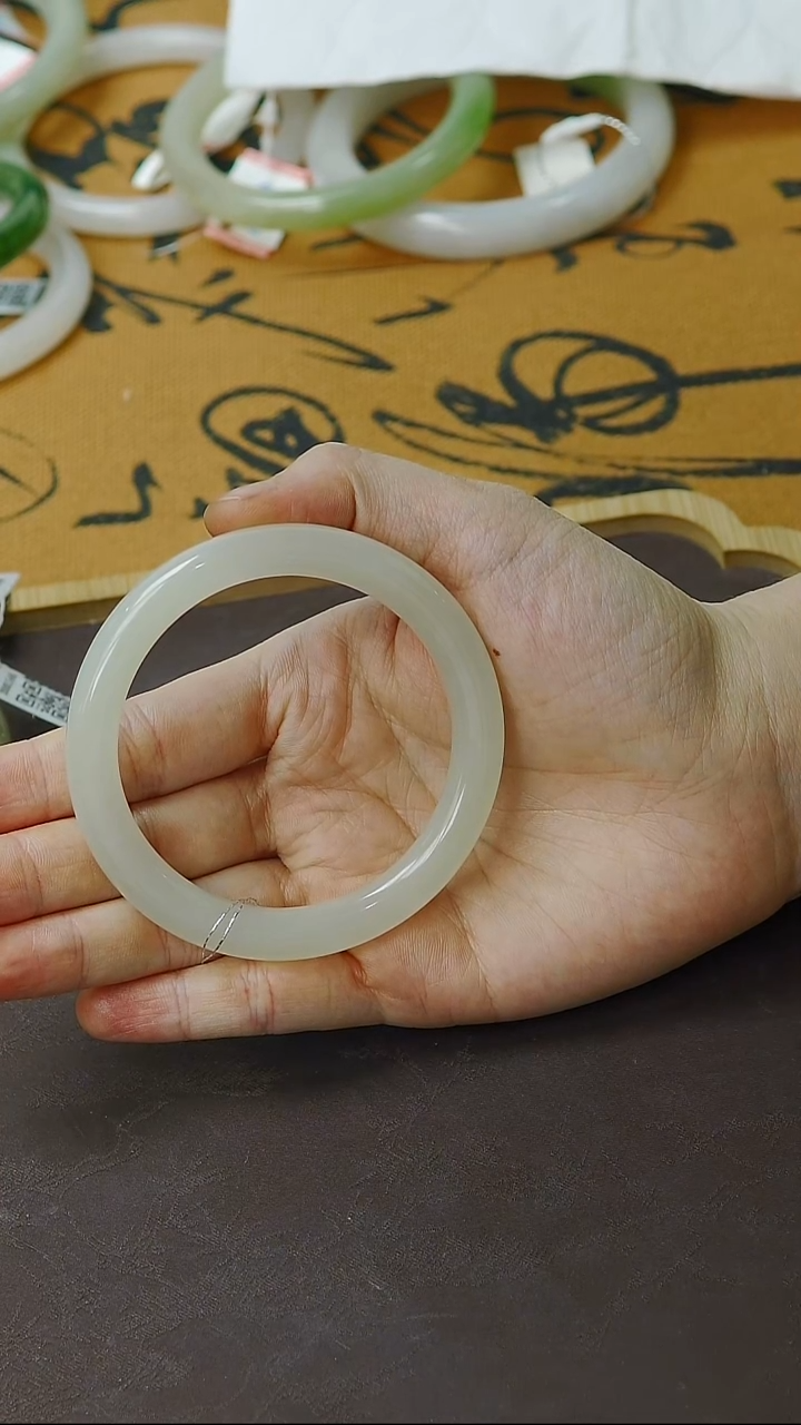未镶嵌手镯和田玉57-58圈口胖圆条冰蜂蜜水