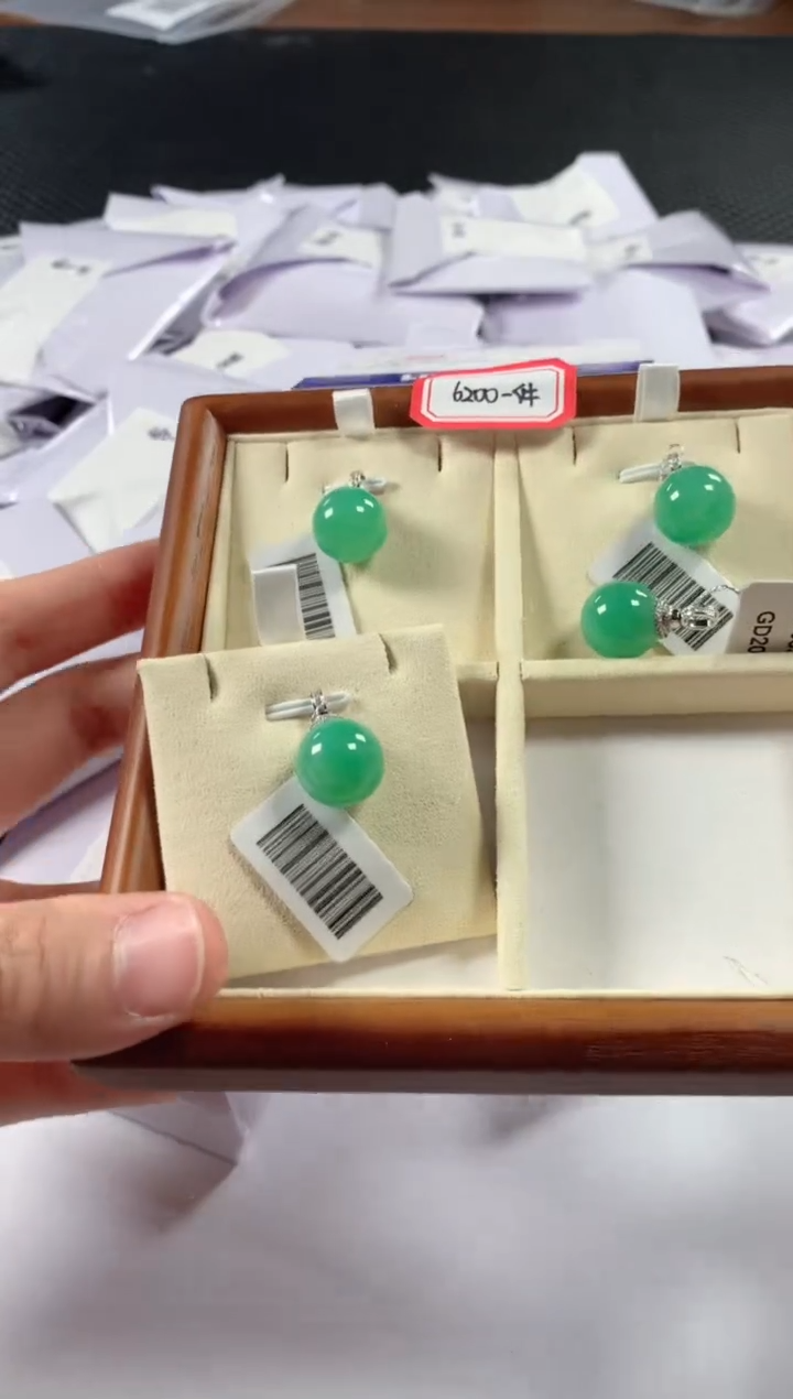 【闪购商品】翡翠颈饰18K金镶嵌多样性发货，发一件