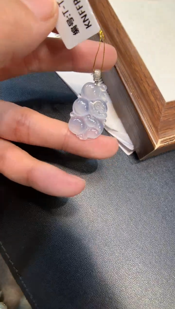 颈饰18K金镶嵌翡翠猴子