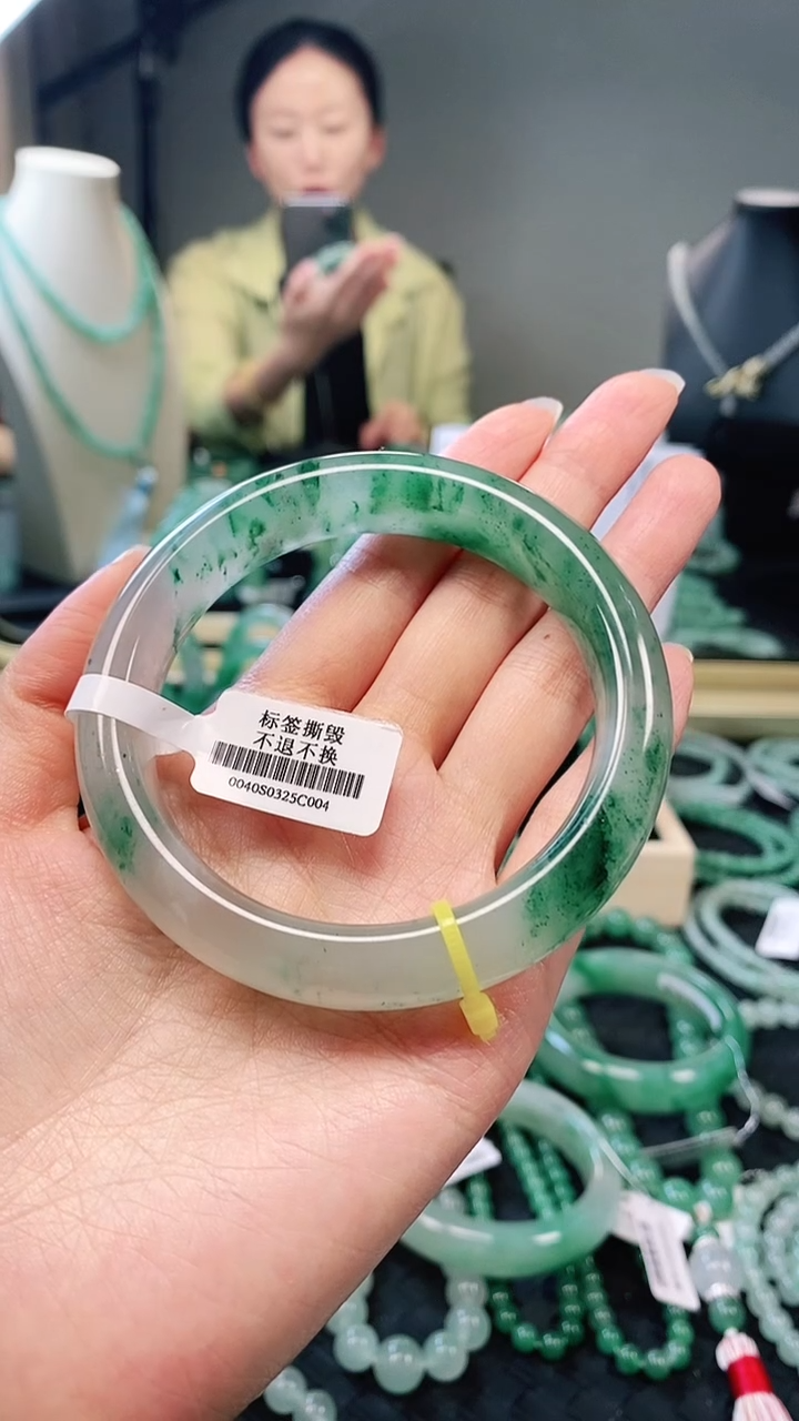 石英质玉（非洲翠）手镯未镶嵌1