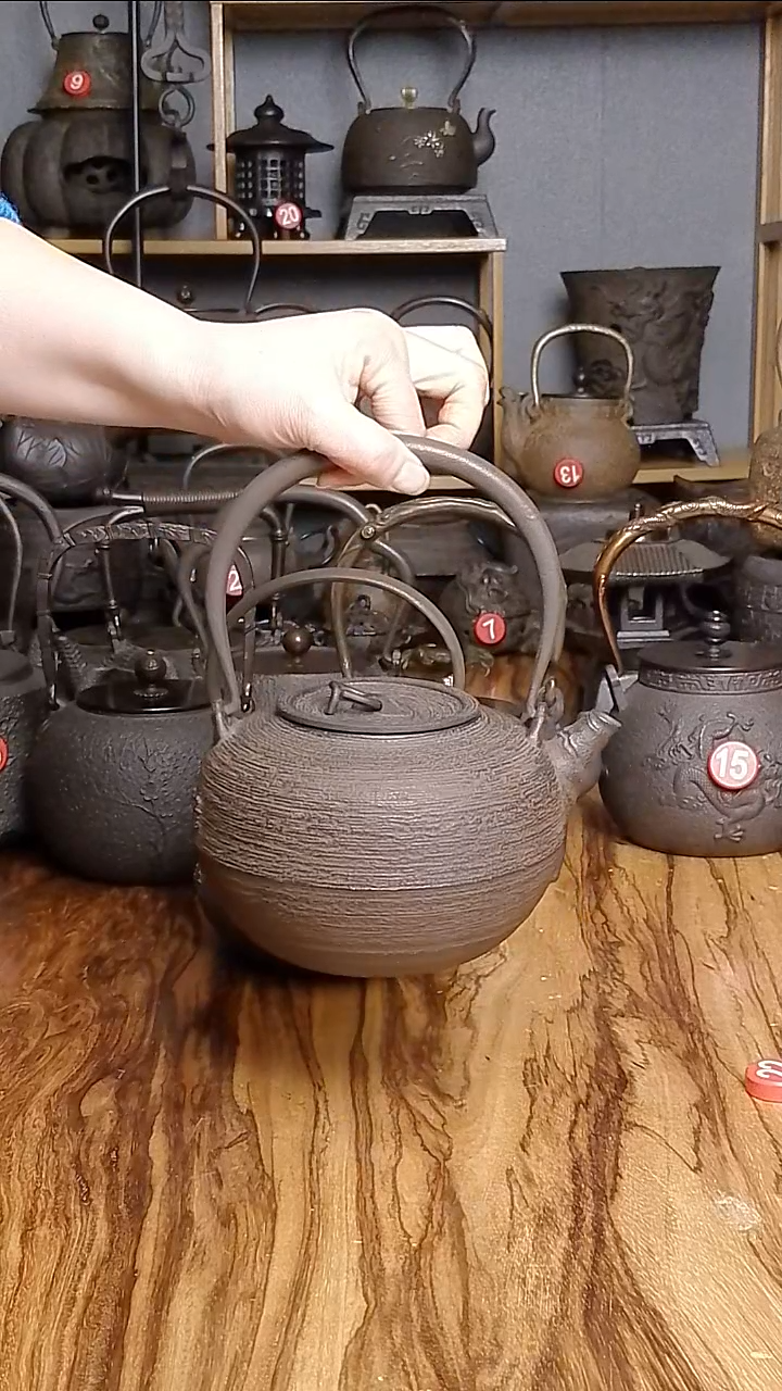 铸铁月****坊龙文堂毛刷铁器素壶