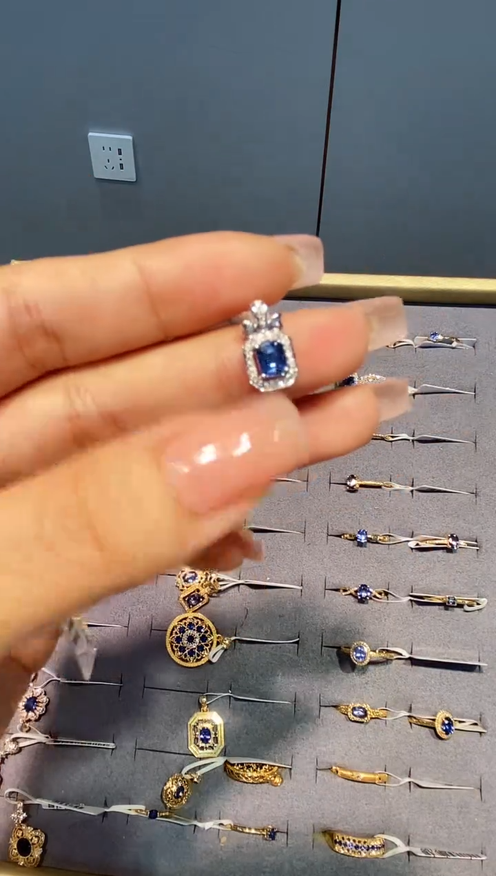 蓝宝石吊坠(不含链)18K金镶嵌吊坠