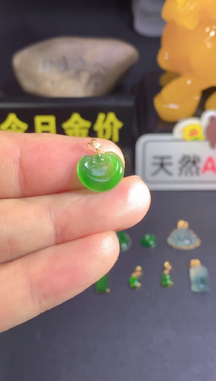 翡翠18K金镶嵌颈饰