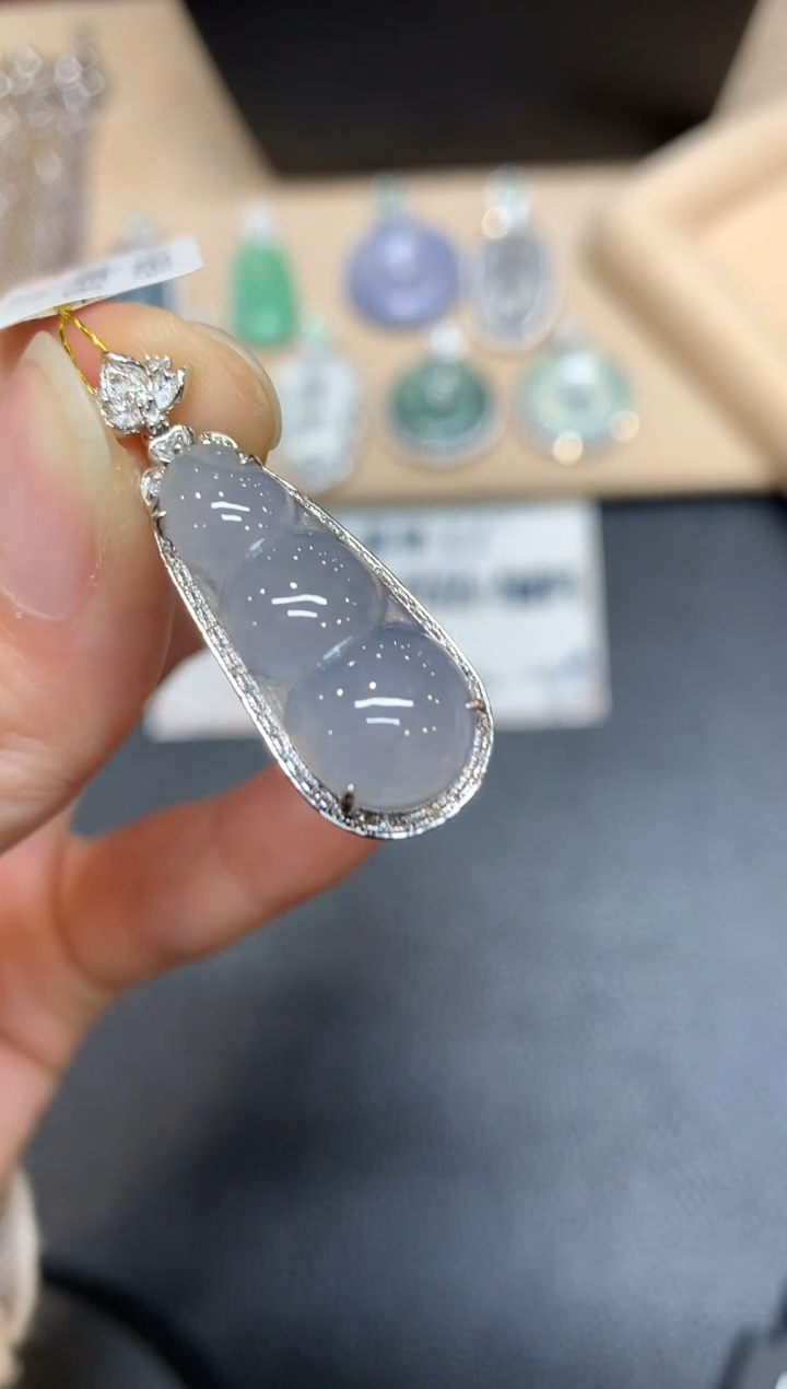 【闪购商品】翡翠吊坠(不含链)18K金镶嵌福豆【无服务费多样性发其一