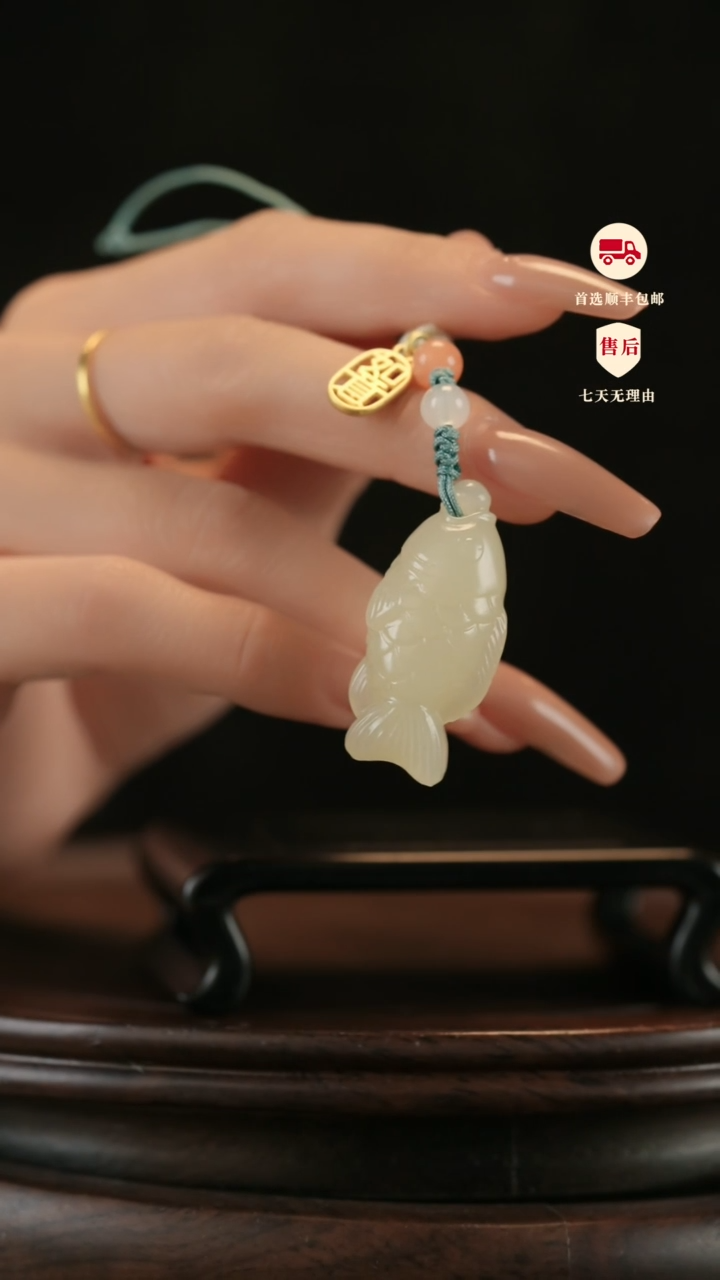 云南石竹叶青雕刻：锦鲤挂件