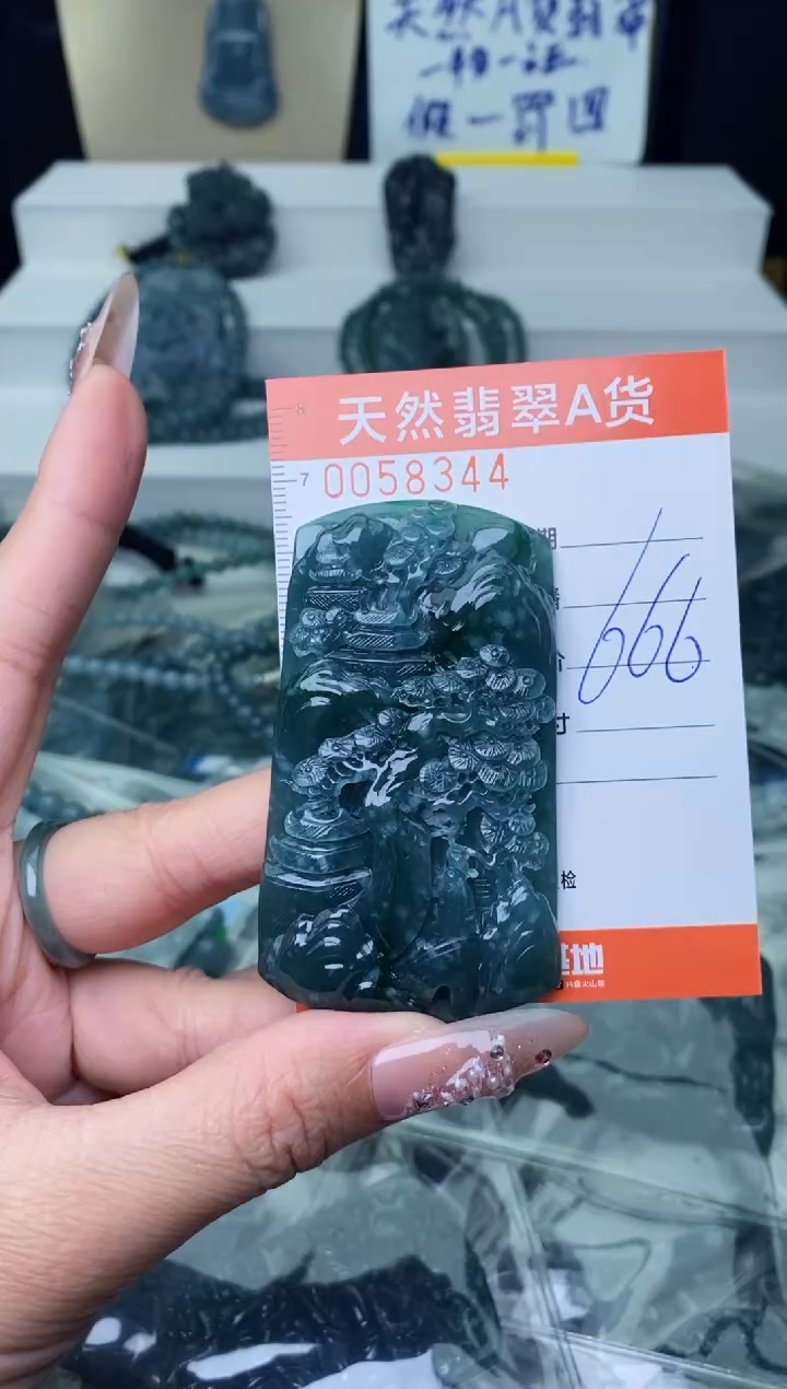 【闪购商品】翡翠颈饰未镶嵌··········