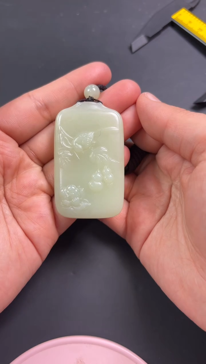 【闪购商品】和田玉吊坠(赠链)未镶嵌且末微色差迪克兰二细