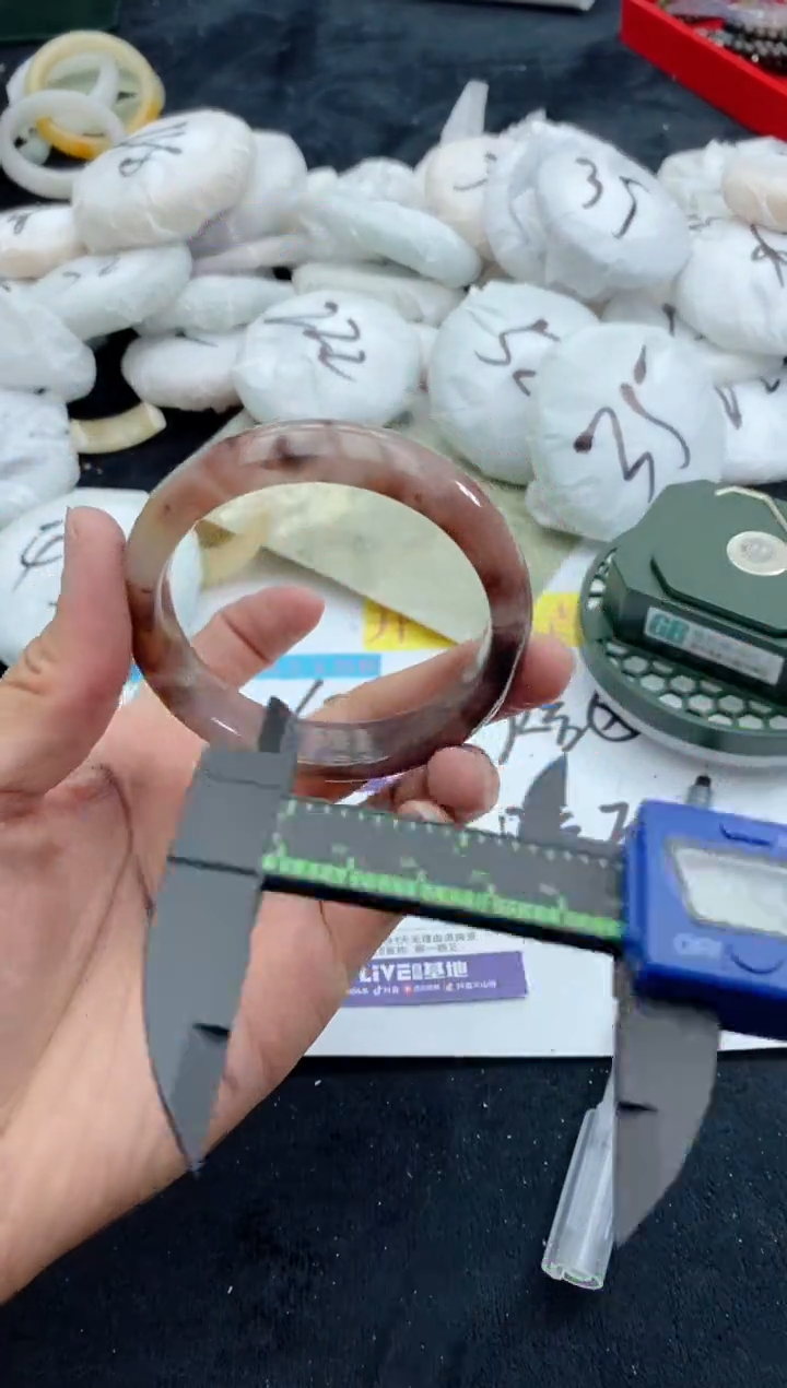 【闪购商品】石英质玉手镯未镶嵌62