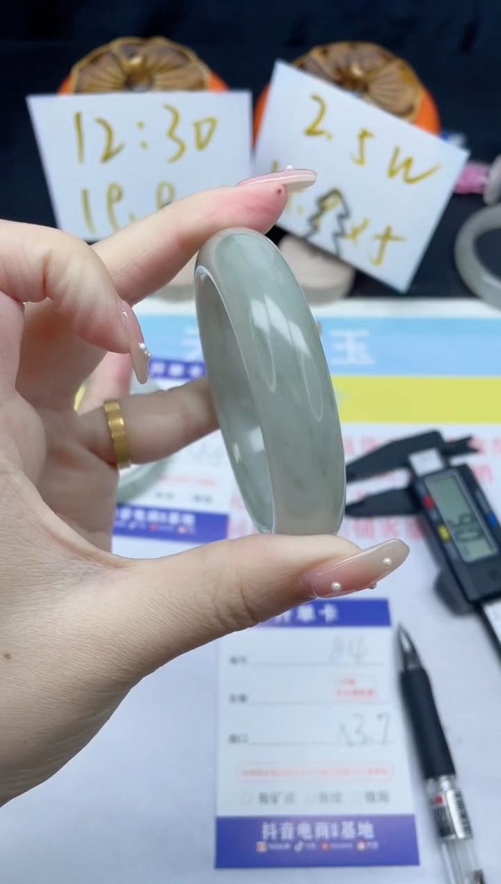 【闪购商品】石英质玉手镯未镶嵌84-53.7