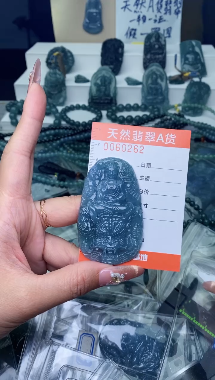 翡翠未镶嵌颈饰············