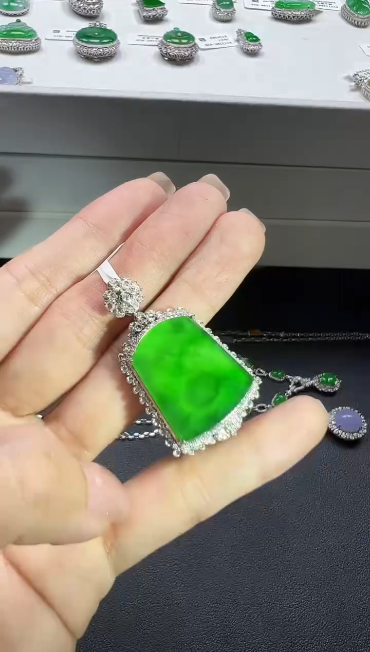 颈饰18K金镶嵌翡翠KGJH1108-043