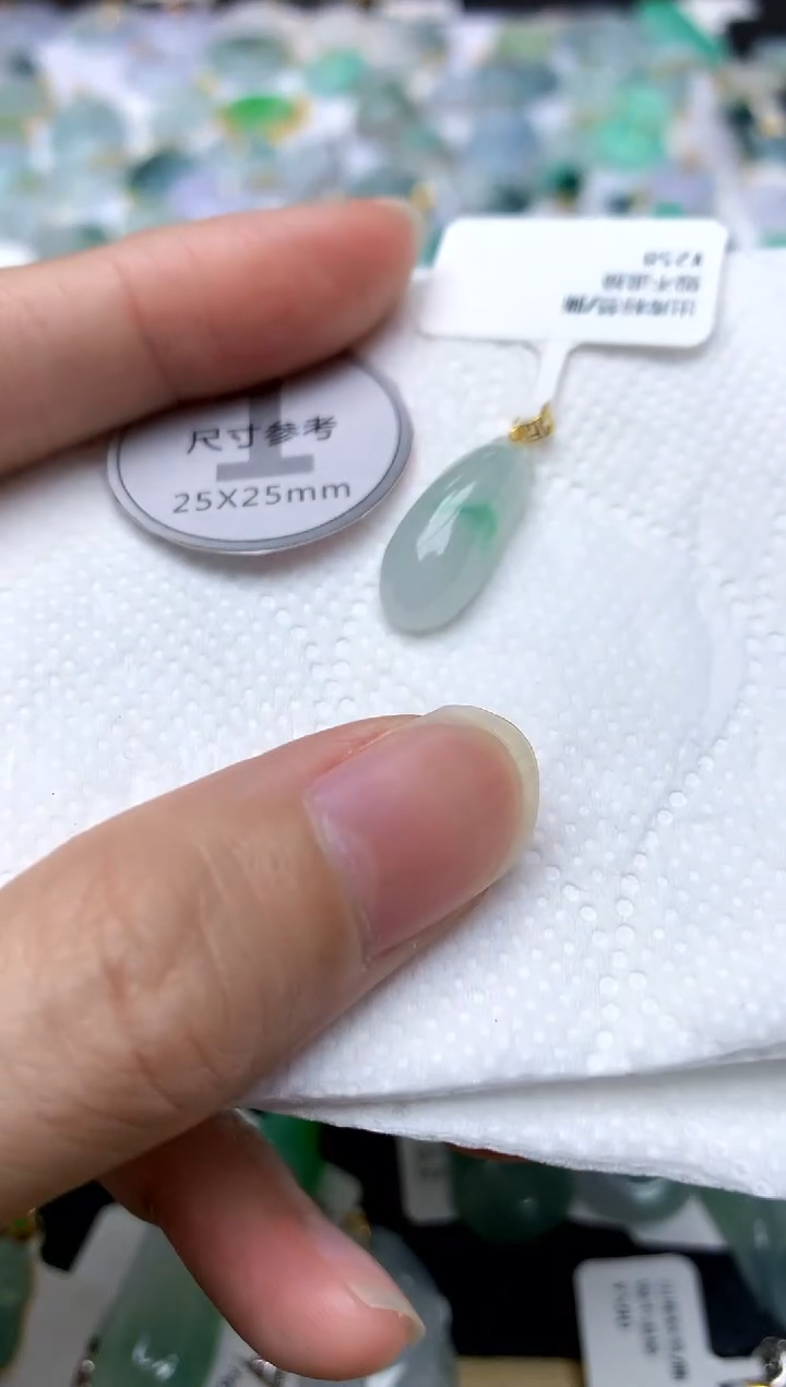 颈饰18K金镶嵌翡翠天然A货翡翠