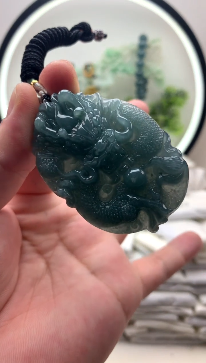 颈饰未镶嵌翡翠龙牌