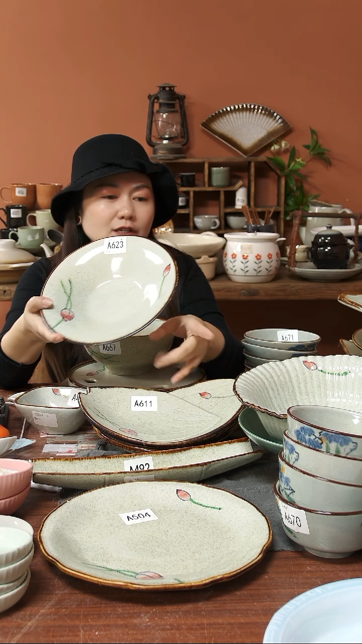 陶瓷A623 手绘荷花黑点斗笠碗一个微瑕22.5*4