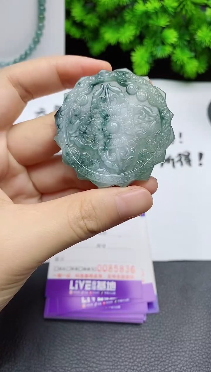 翡翠未镶嵌颈饰 