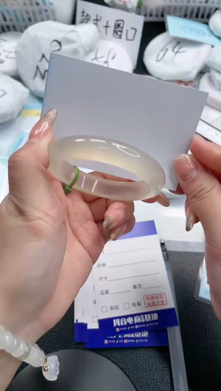 【闪购商品】石英质玉手镯未镶嵌6S213-57