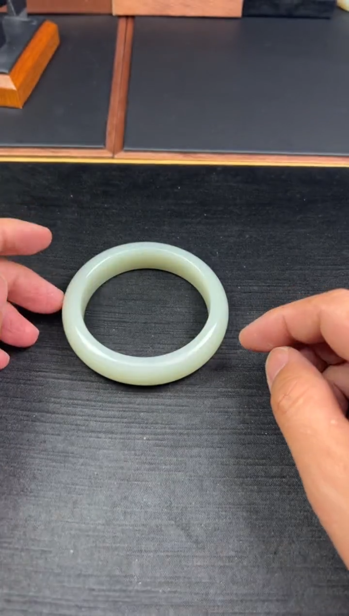 【闪购商品】和田玉手镯未镶嵌且末微色差57+