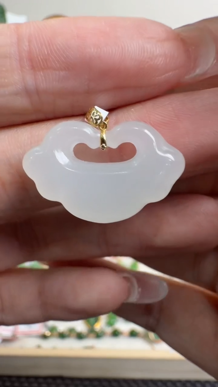 颈饰18K金镶嵌和田玉挂件