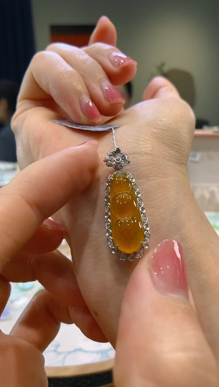 【闪购商品】翡翠吊坠(不含链)18K金镶嵌豆子