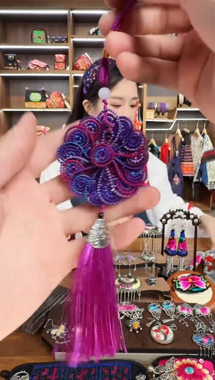 【闪购商品】织绣A8蒙阿苏苗绣传承