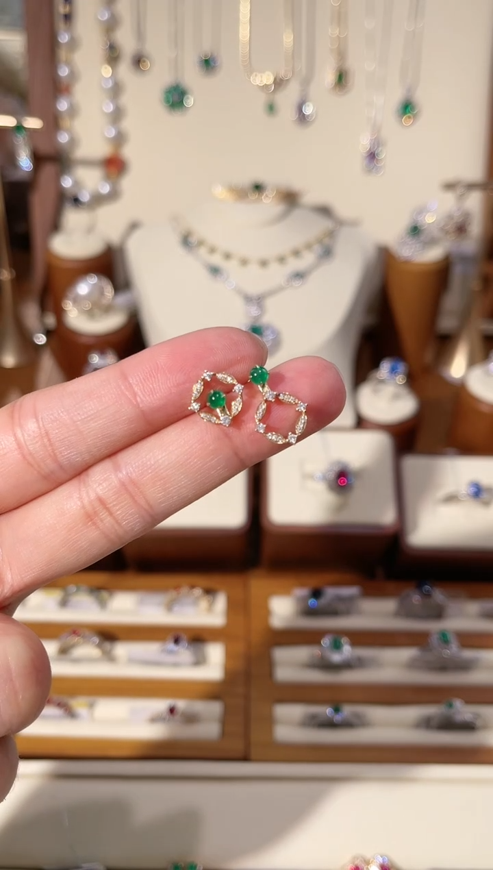 耳钉18K金镶嵌祖母绿32分祖母绿多戴款钻石耳钉