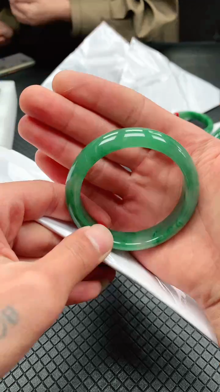 【闪购商品】石英质玉手镯未镶嵌冰飘花手镯