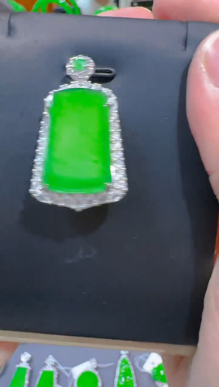 翡翠未镶嵌吊坠(赠链)天然a货翡翠