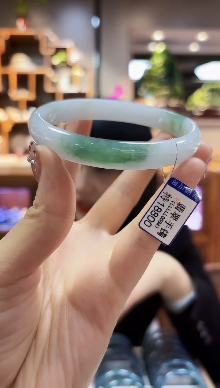 【闪购商品】翡翠颈饰未镶嵌70手镯