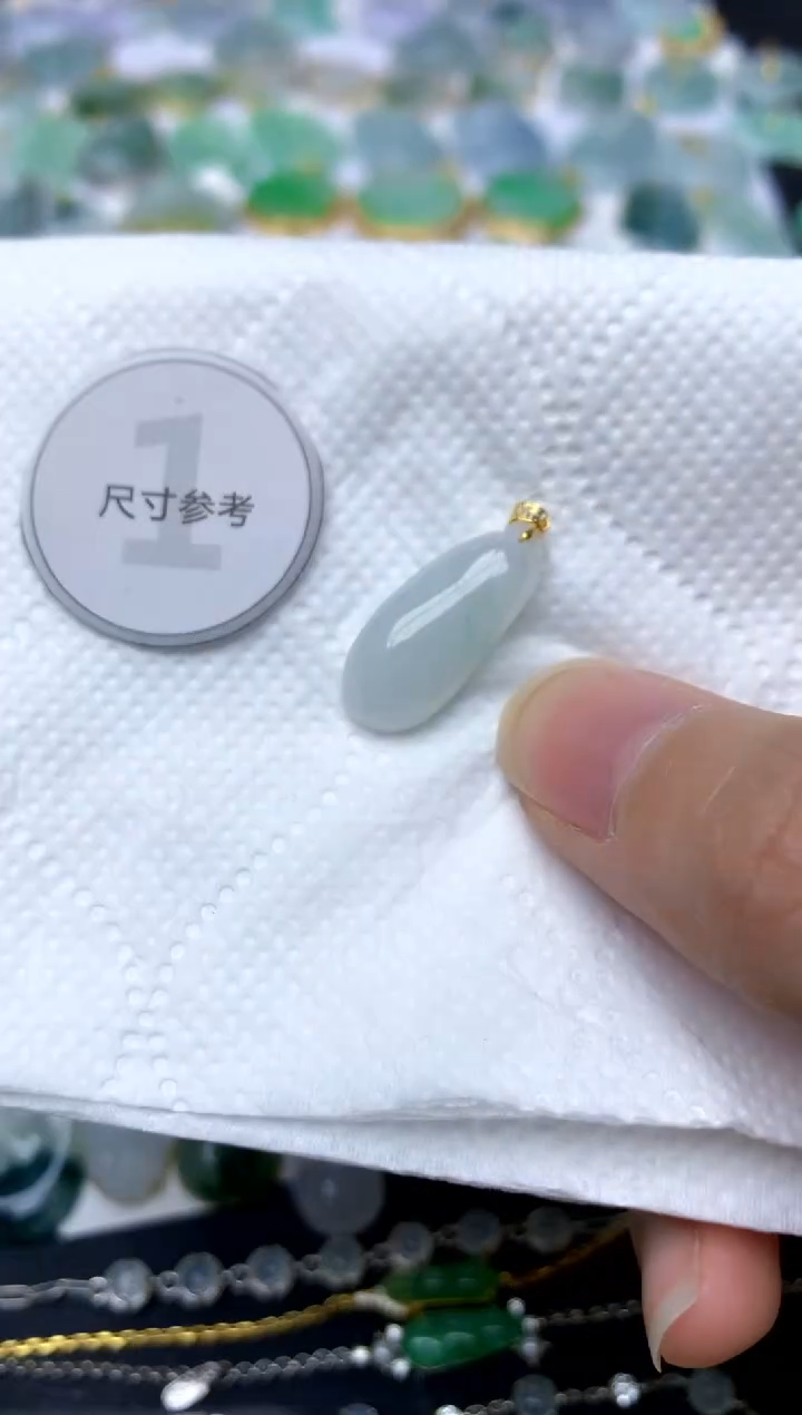 颈饰18K金镶嵌翡翠天然A货翡翠