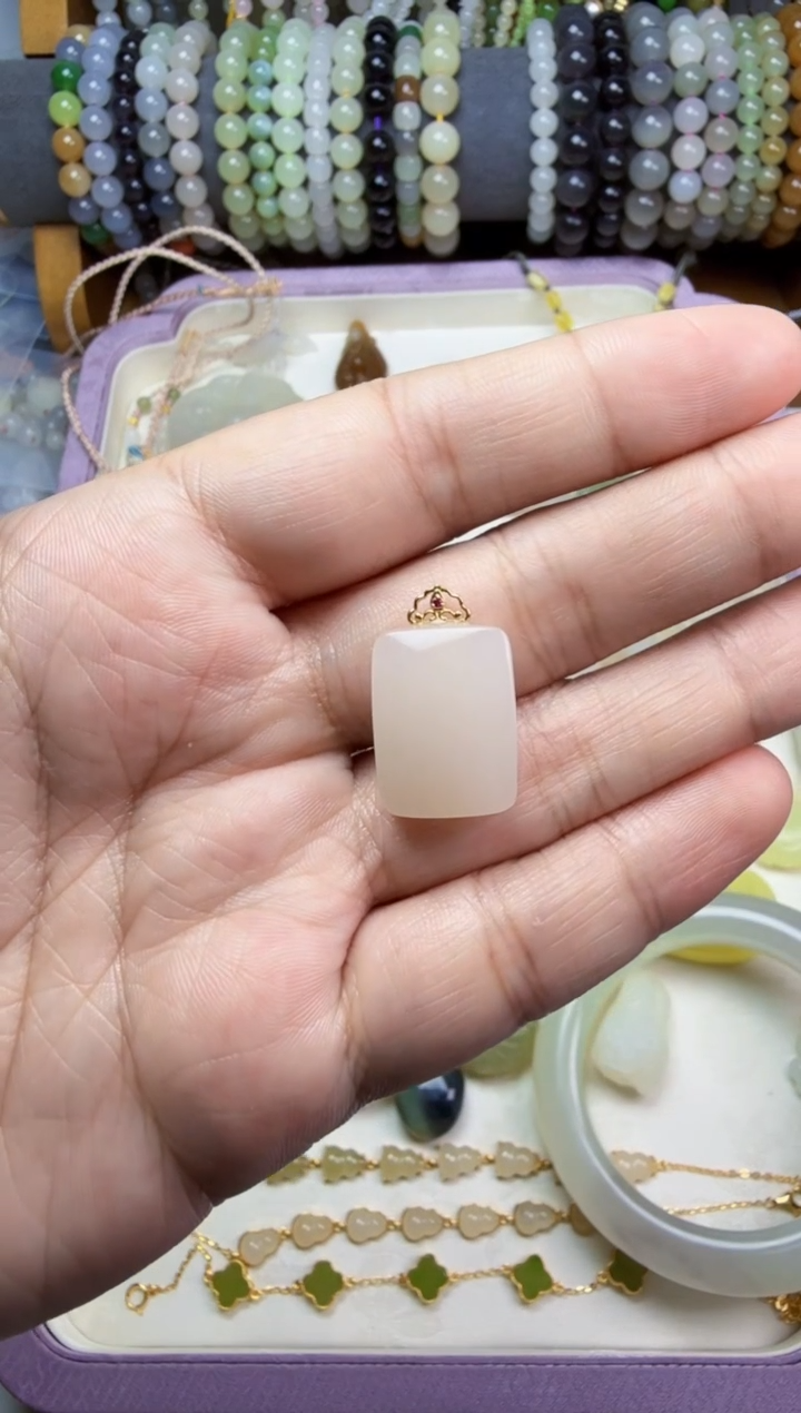 和田玉18K金镶嵌颈饰吊坠