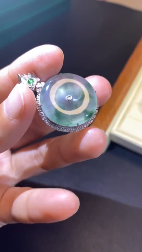 【闪购商品】翡翠吊坠(不含链)18K金镶嵌缅甸天然A货翡翠