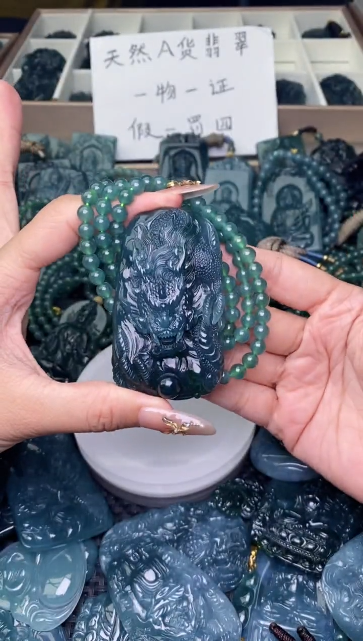 翡翠未镶嵌颈饰          