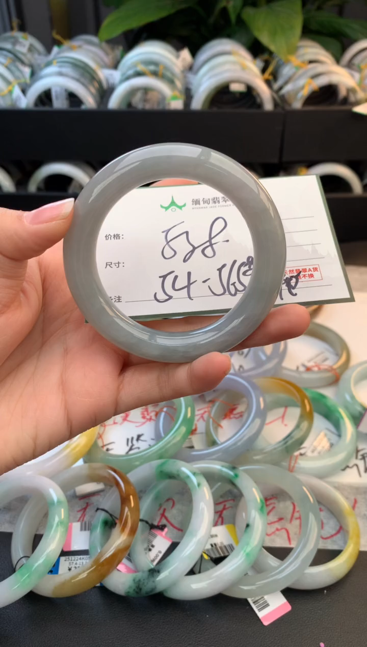 未镶嵌定制翡翠毛货需精细抛光+多人