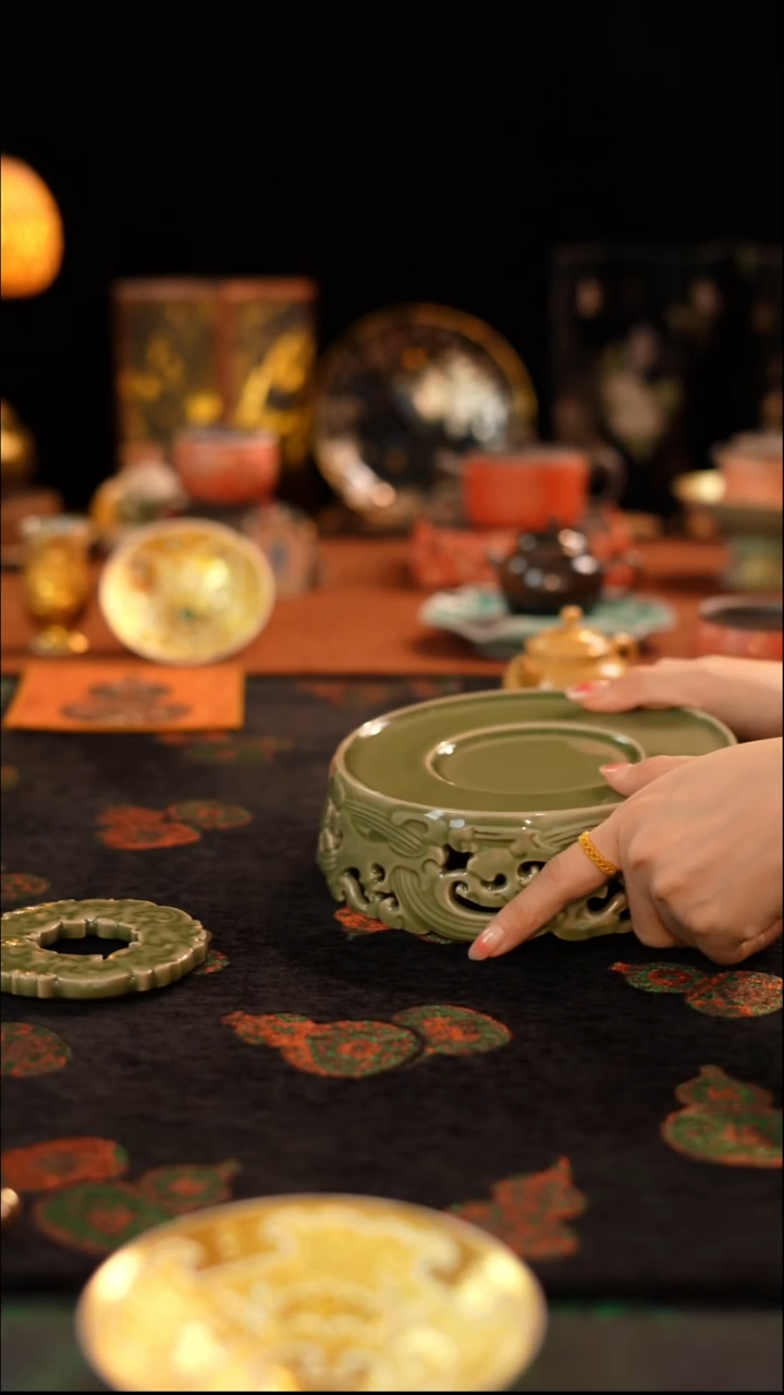 蝴***?青瓷壶承···········