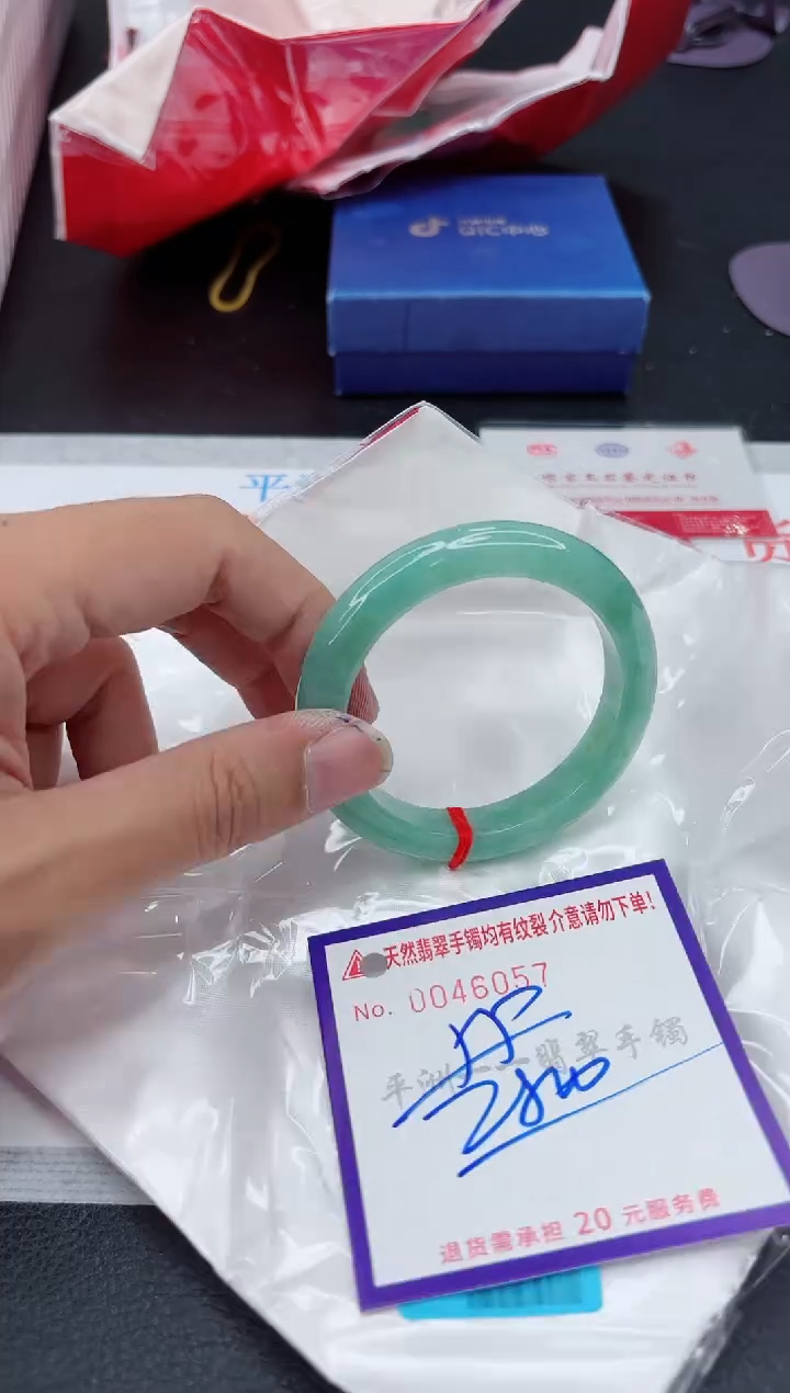 翡翠手镯未镶嵌1