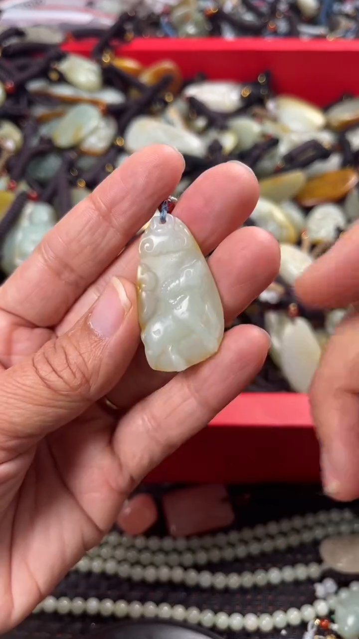 【闪购商品】和田玉颈饰未镶嵌多样性发货没有证书拍一发一有瑕