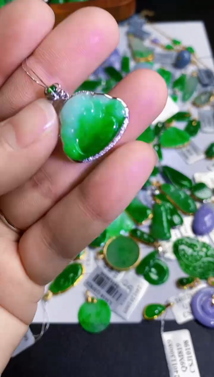 【闪购商品】翡翠颈饰18K金镶嵌佛