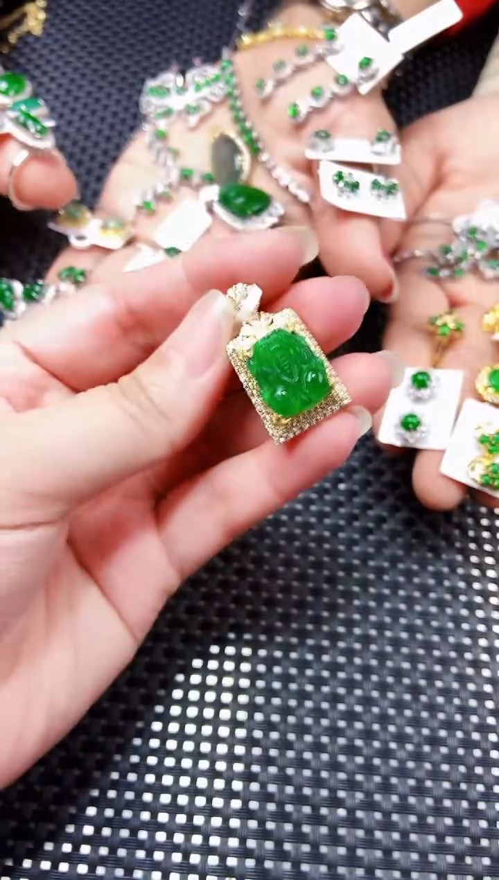 【闪购商品】翡翠吊坠(不含链)未镶嵌111111111