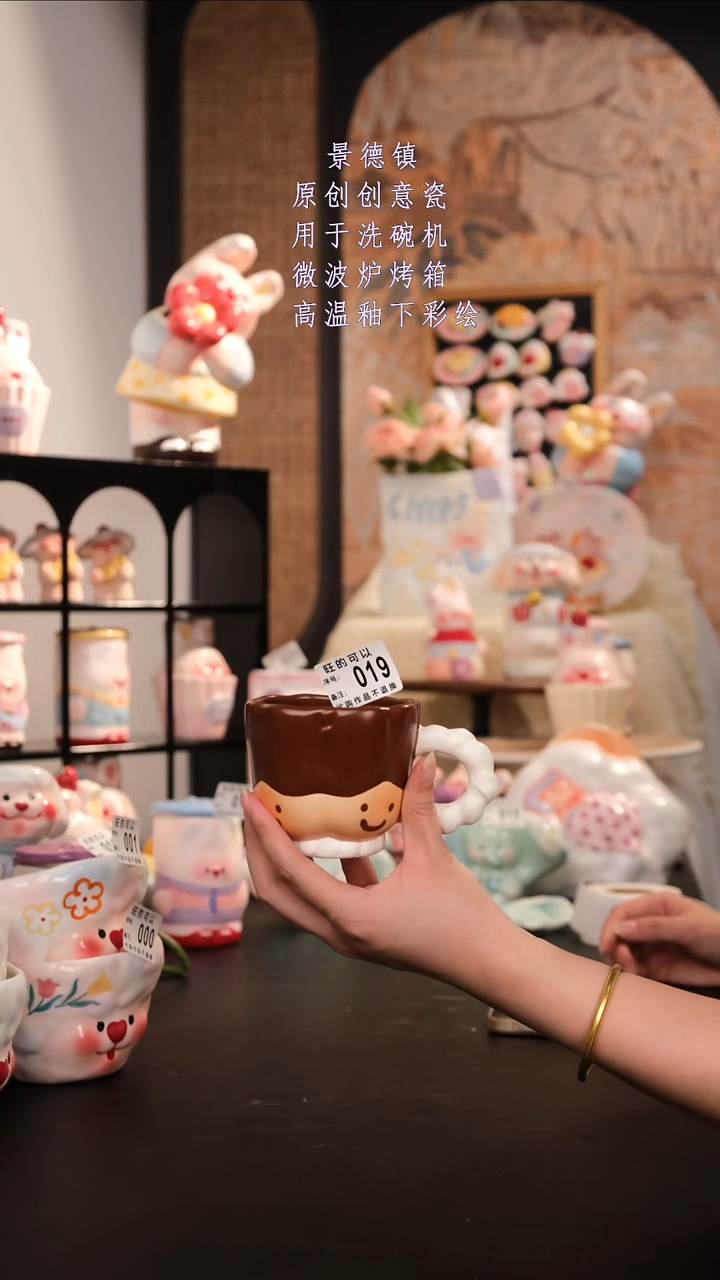 摆件景德镇手工手绘高温釉下彩设计师款