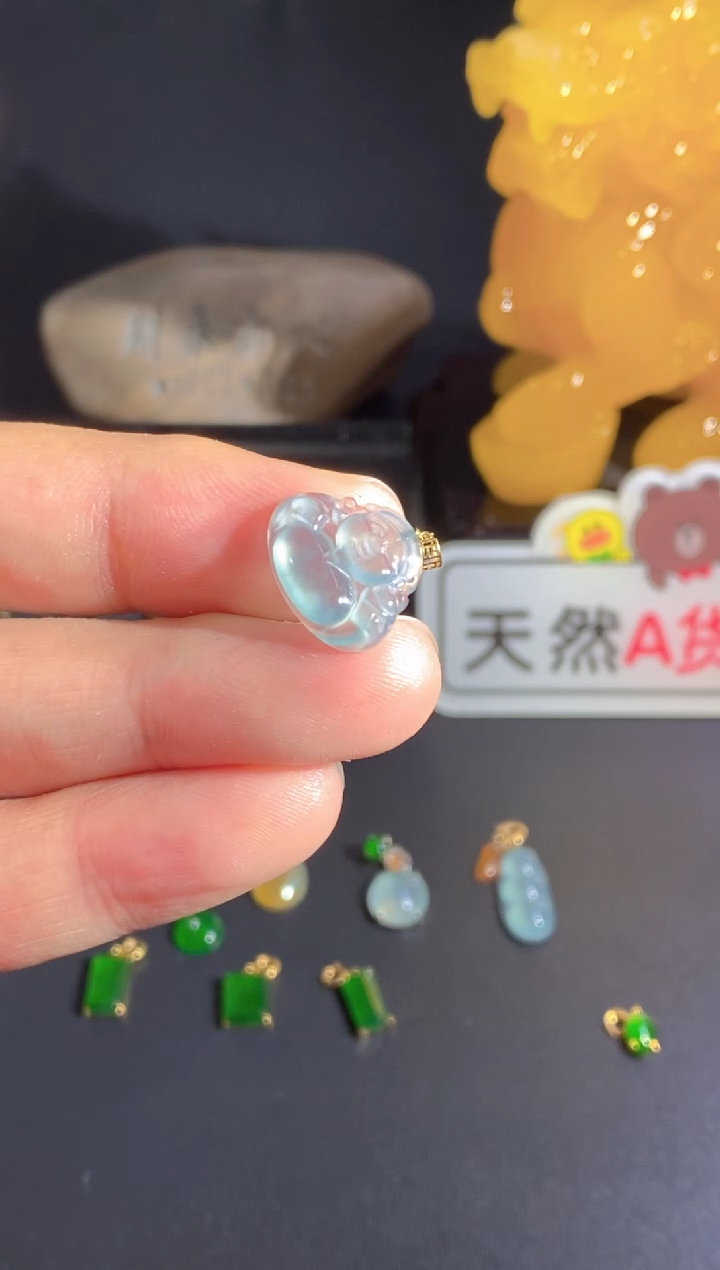 翡翠18K金镶嵌颈饰   