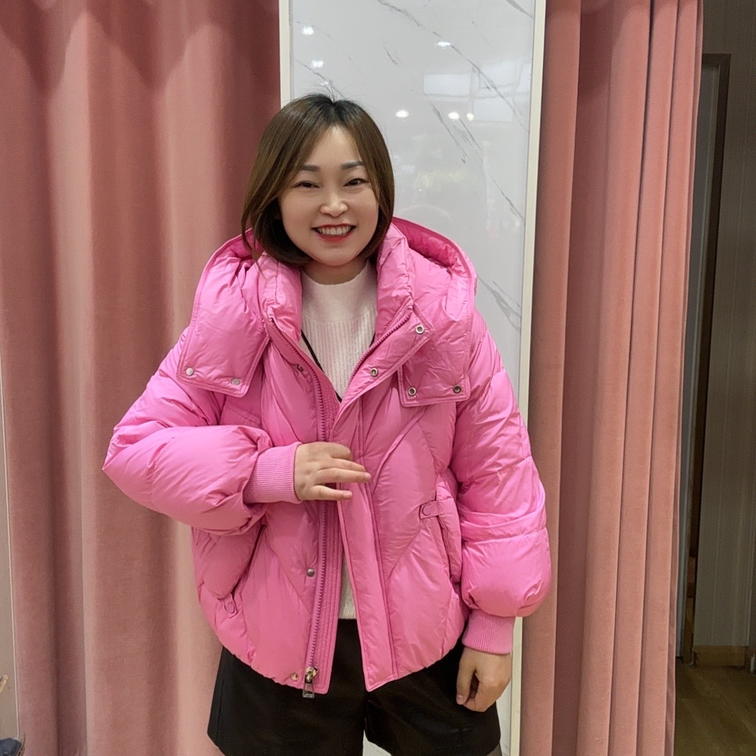 2025冬季新款时尚背后弧形条短款羽绒服