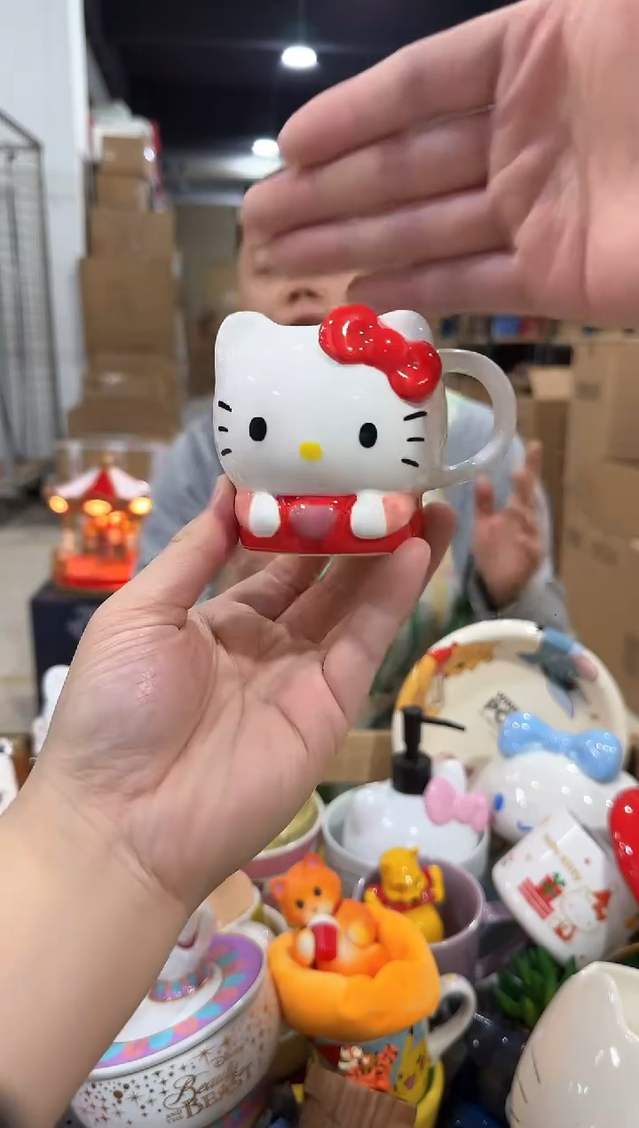 瓷片kt猫抱爱心一口杯 微瑕