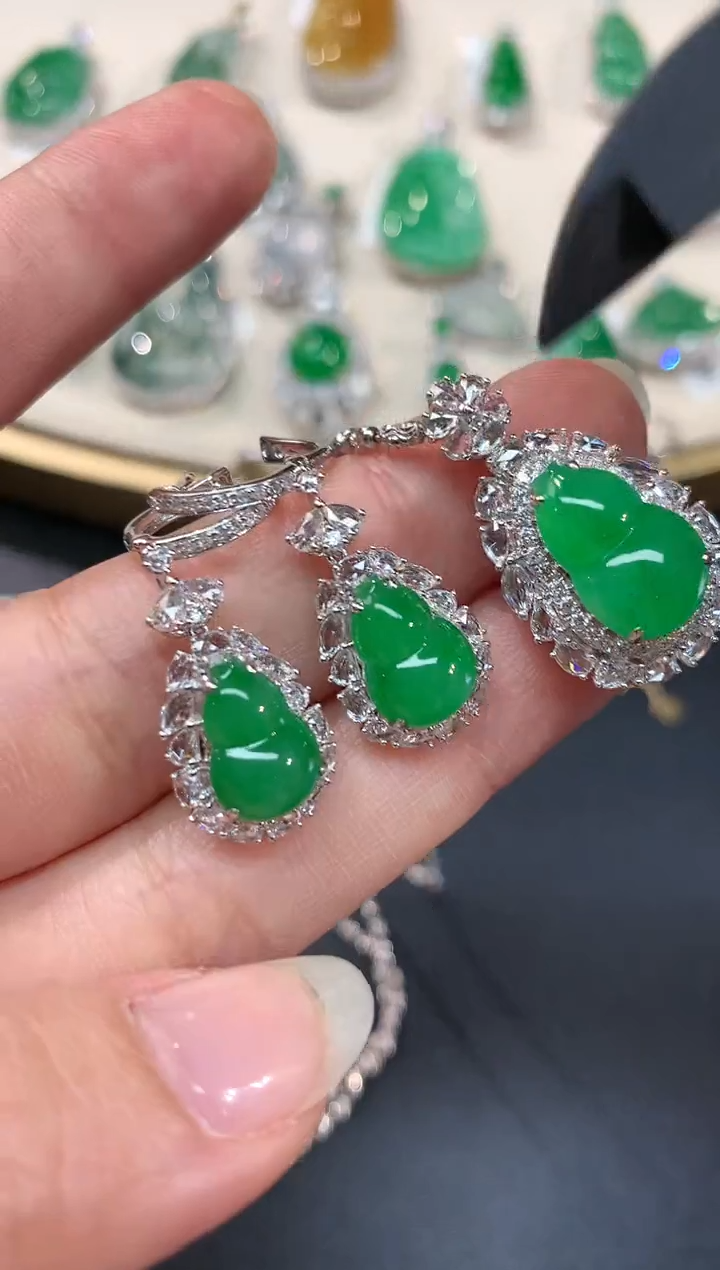 【闪购商品】翡翠吊坠(不含链)18K金镶嵌+耳饰|68000